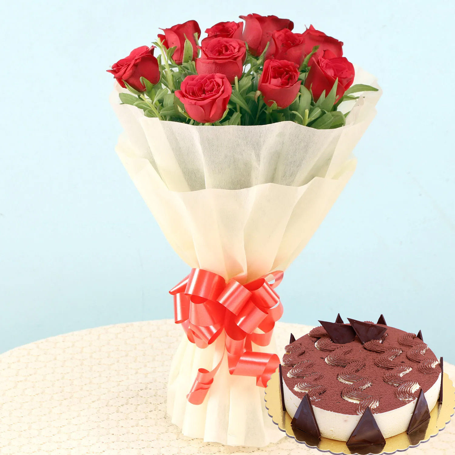 Online Romantic Roses Tiramisu Cake 4 Portions Gift Delivery in Qatar FNP